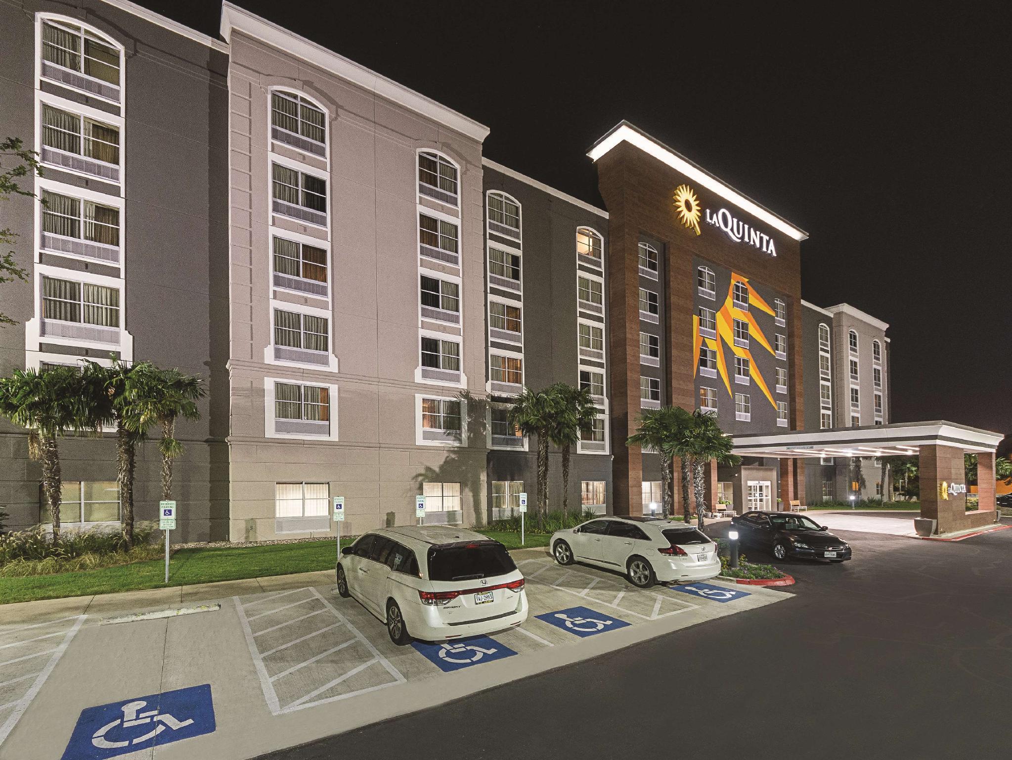 La Quinta Inn & Suites By Wyndham San Antonio Downtown Exterior photo