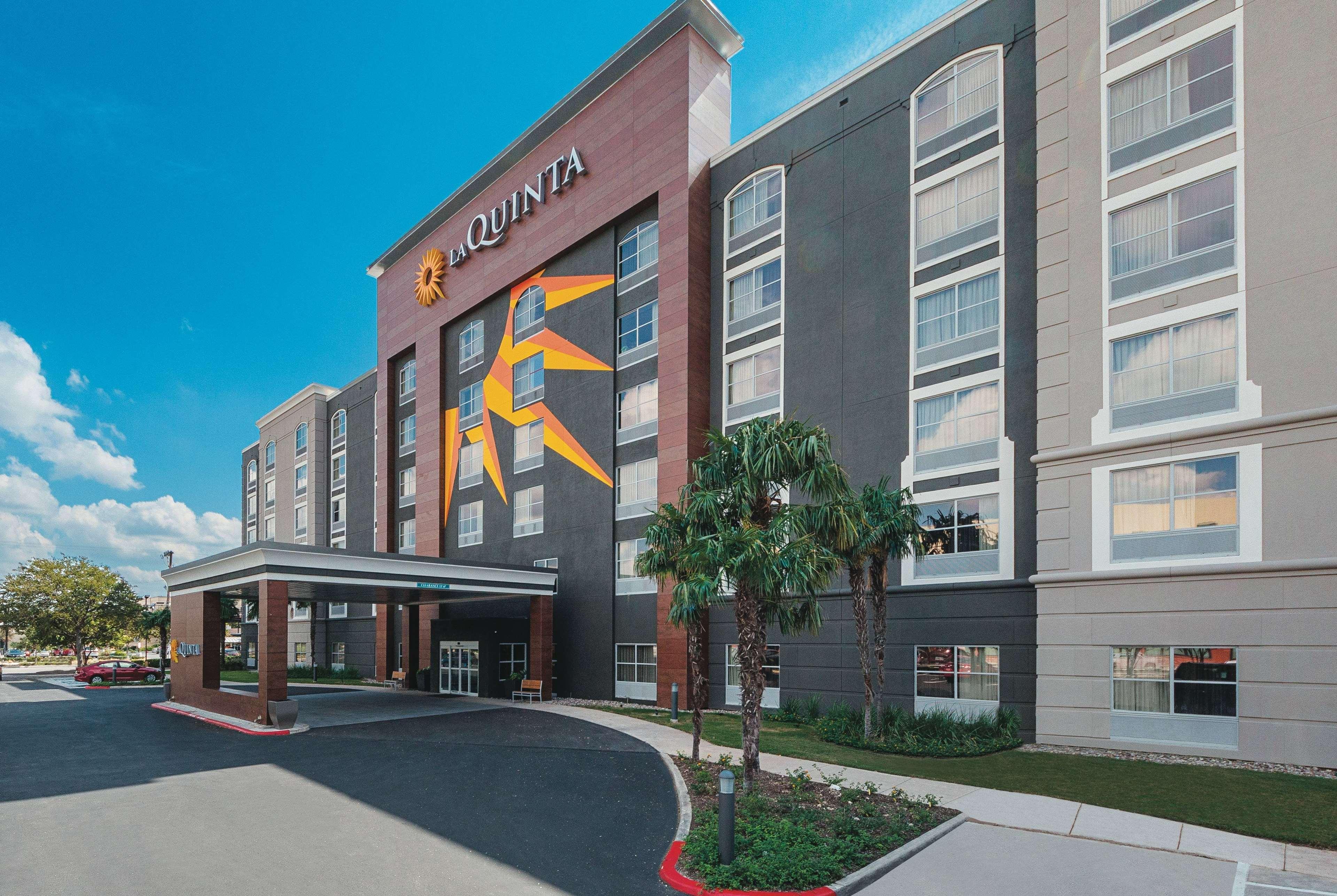 La Quinta Inn & Suites By Wyndham San Antonio Downtown Exterior photo