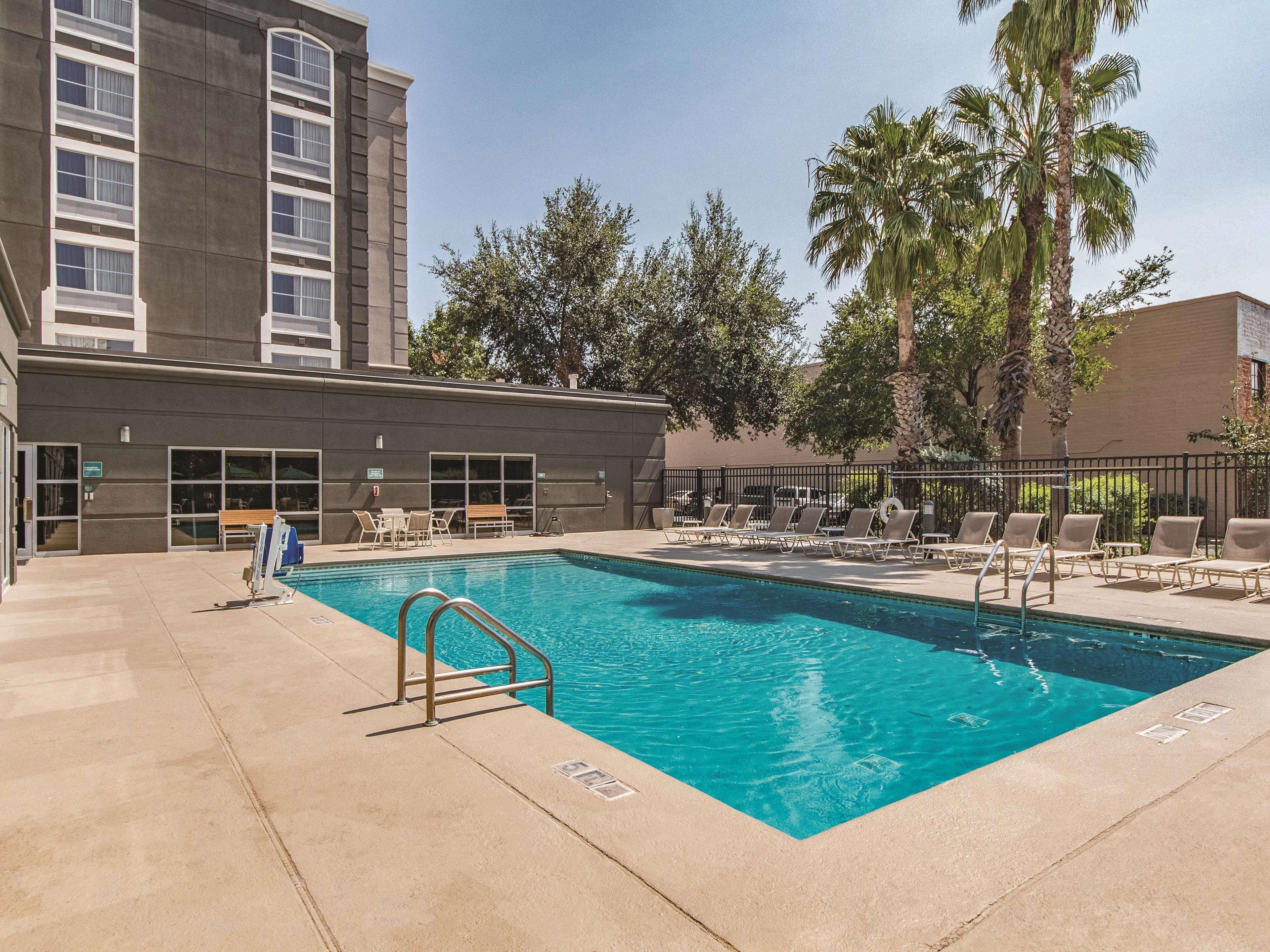 La Quinta Inn & Suites By Wyndham San Antonio Downtown Exterior photo