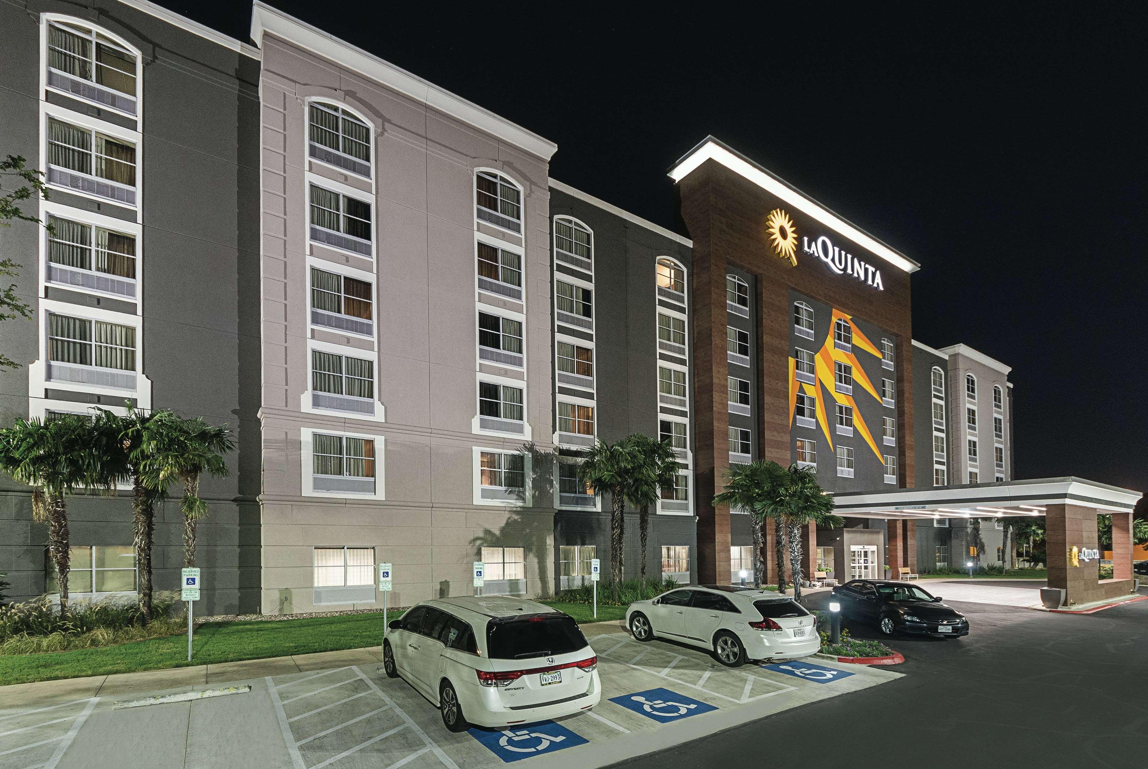 La Quinta Inn & Suites By Wyndham San Antonio Downtown Exterior photo