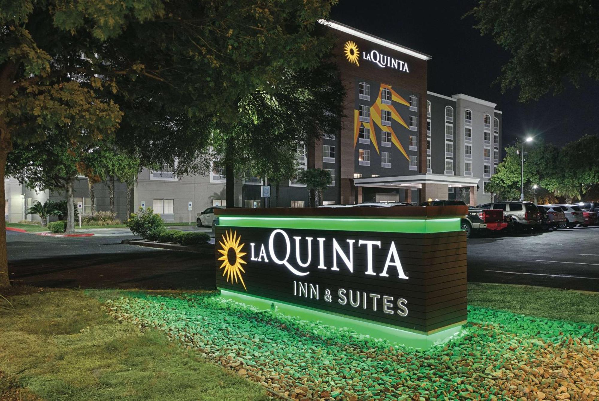 La Quinta Inn & Suites By Wyndham San Antonio Downtown Exterior photo