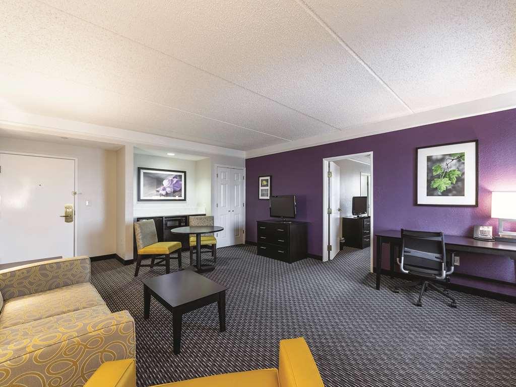 La Quinta Inn & Suites By Wyndham San Antonio Downtown Room photo