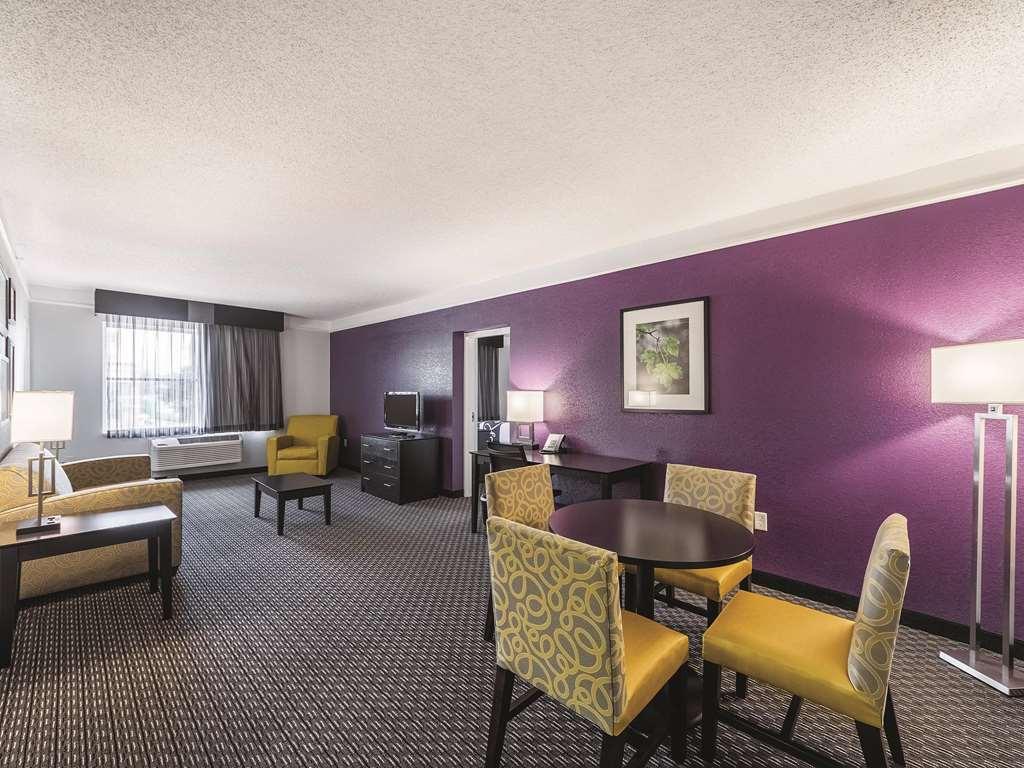 La Quinta Inn & Suites By Wyndham San Antonio Downtown Room photo