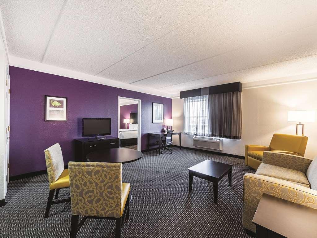 La Quinta Inn & Suites By Wyndham San Antonio Downtown Room photo