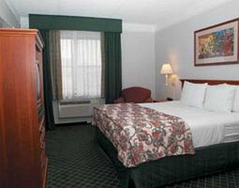 La Quinta Inn & Suites By Wyndham San Antonio Downtown Room photo