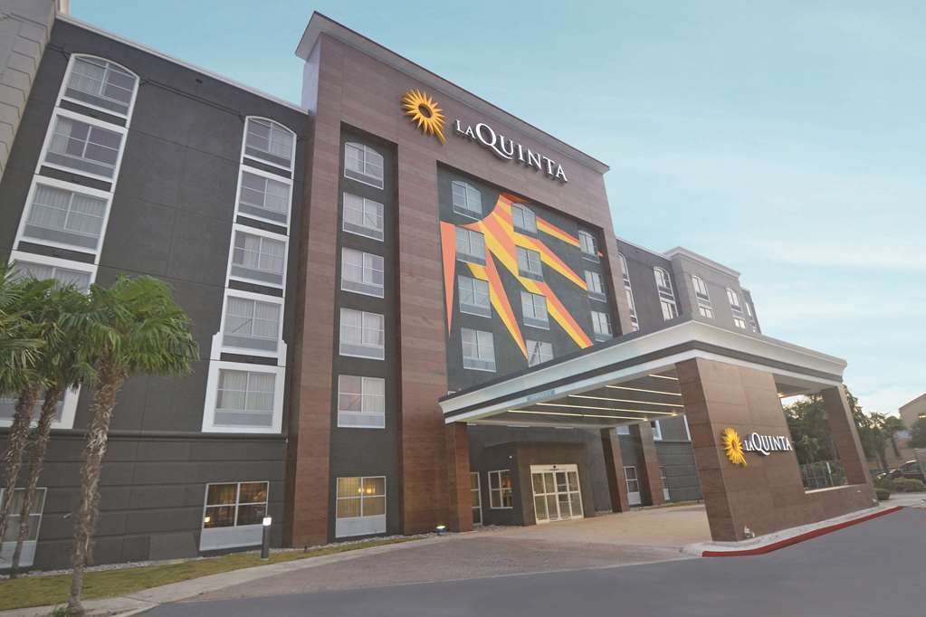 La Quinta Inn & Suites By Wyndham San Antonio Downtown Exterior photo