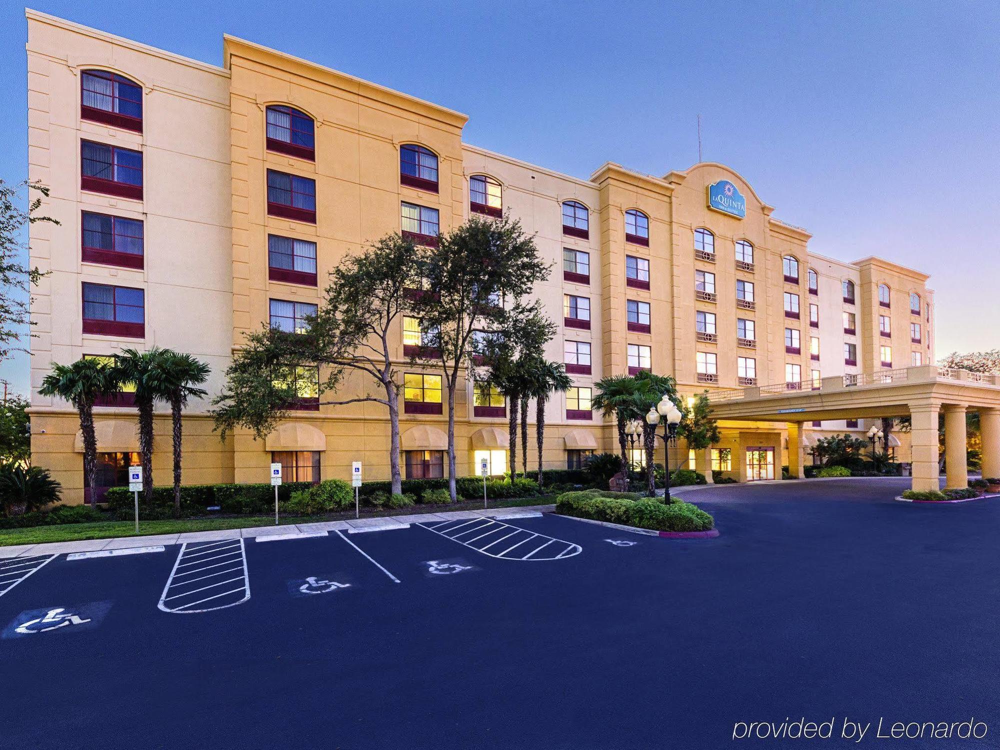 La Quinta Inn & Suites By Wyndham San Antonio Downtown Exterior photo