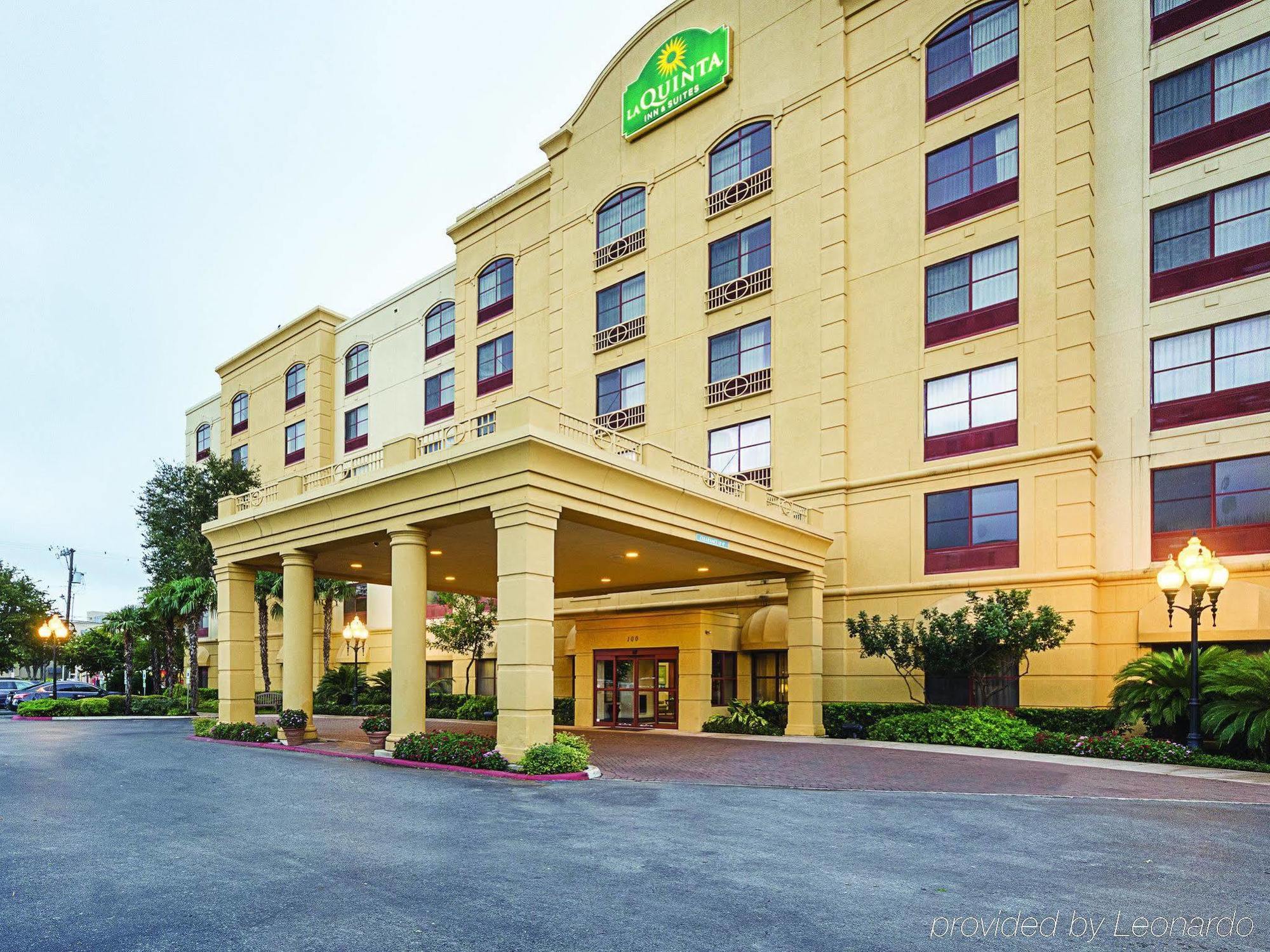 La Quinta Inn & Suites By Wyndham San Antonio Downtown Exterior photo